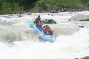 Raft class 4 Savegre River in Costa Rica